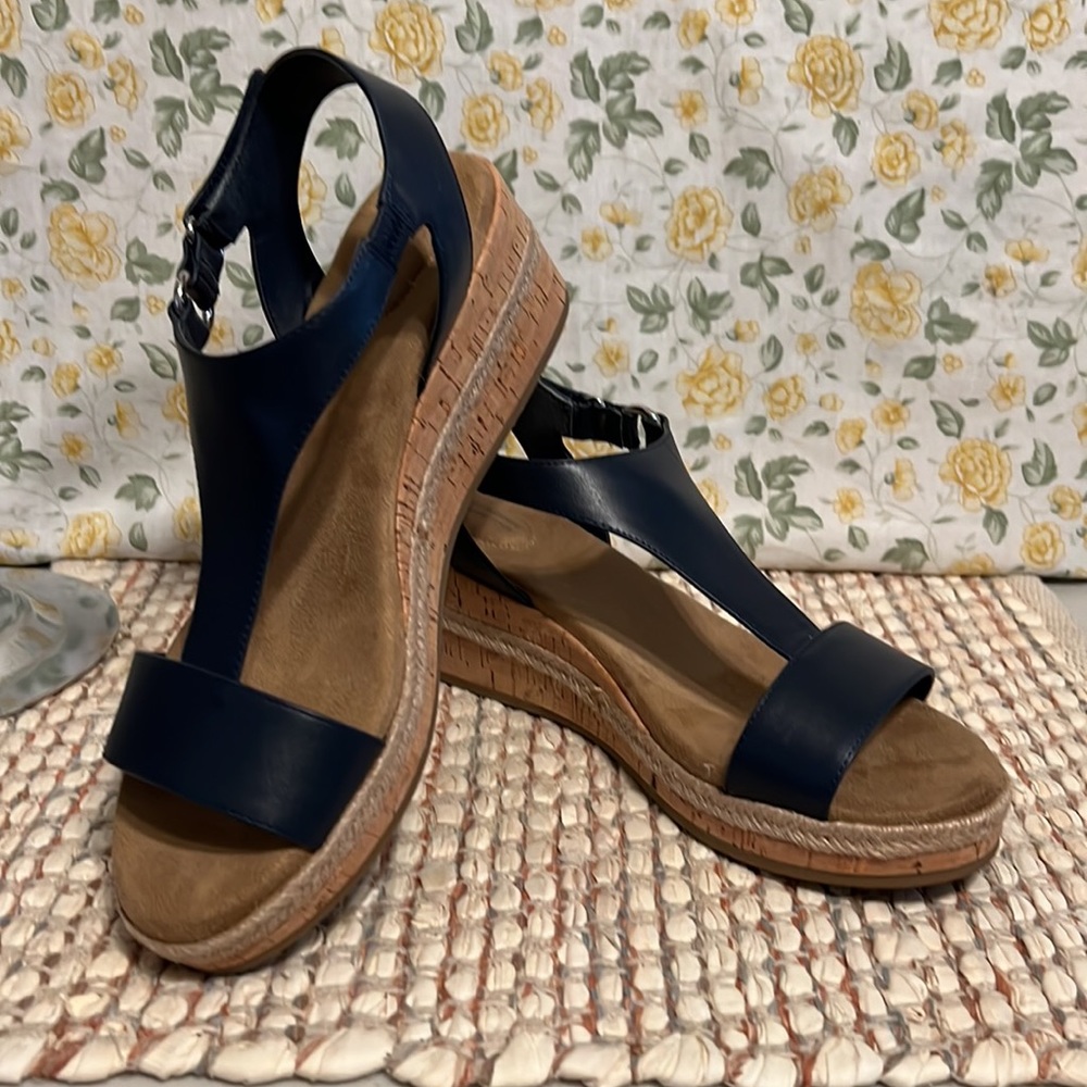 Giani Bernini Blue Sandals…Size 11  Memory Foam